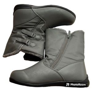 Totes Gray Faux Fur lines Boots Size 9